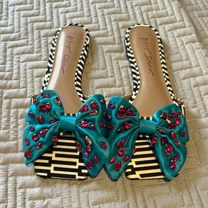 Betsey Johnson  daisy slide